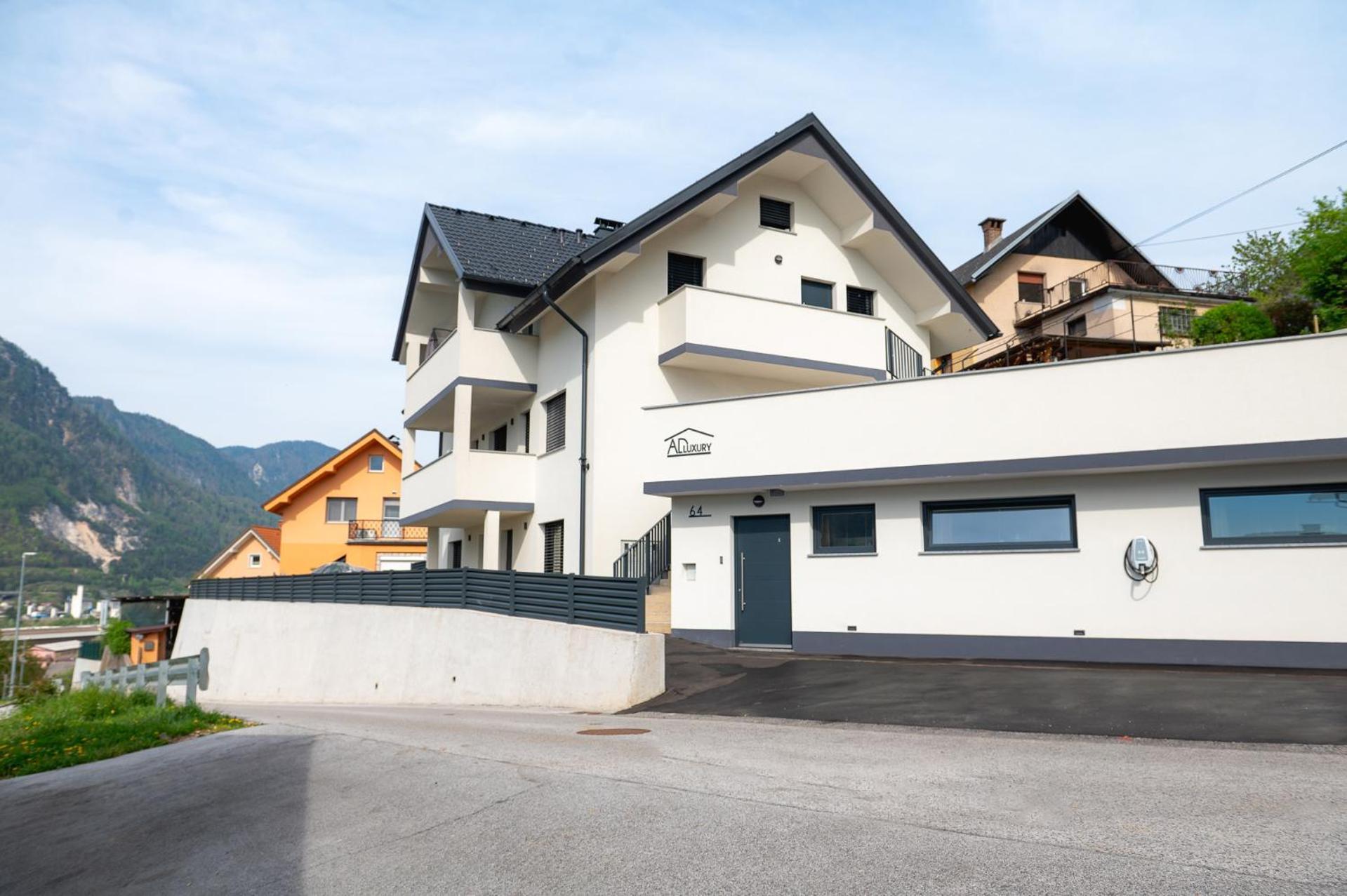 Apartments Luxury Ad Йесенице Екстериор снимка
